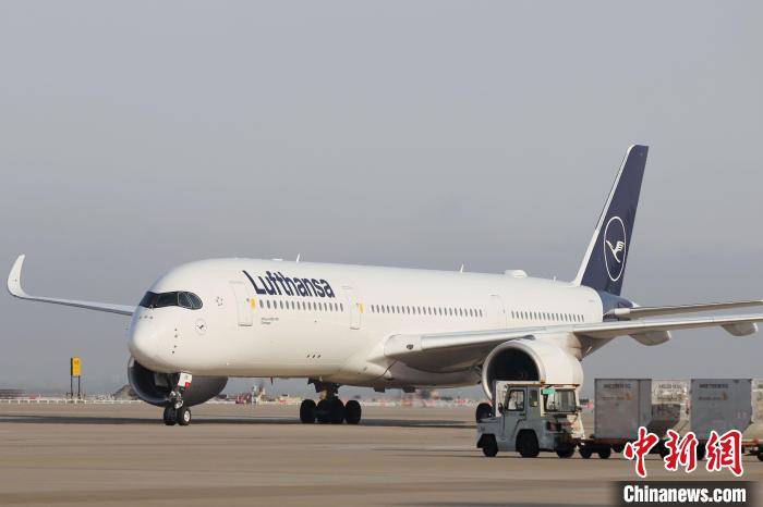 4月2日下午4点，德国汉莎航空公司航班号为LH726的A350-900客机降落在上海浦东国际机场。　汉莎航空供图
