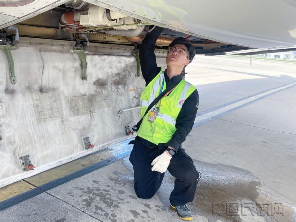 吴俊斌正在检查一架客机的散热器舱